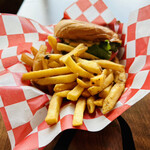 Teddy's Bigger Burgers - ◎ハンバーガーは、肉汁溢れるパテと新鮮な野菜をぎっしり詰まっていて美味い❗️