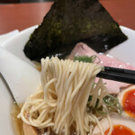 酒肴場 屯 - 三河屋製麺の細ストレートはしなやかながらコシのある茹で上がり