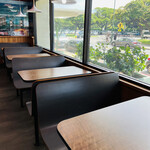 Teddy's Bigger Burgers - ◎窓側の明るいテーブル席は快適。