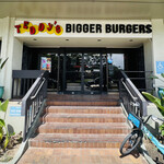 Teddy's Bigger Burgers - ◎お店は、ワイキキの一番ダイヤモンドヘッド寄りにある「ワイキキ グランドホテル」の１階にある。