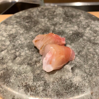 新宿御苑前 鮨らぼ  - 17日熟成 はた 手前が梅肉が巻いてあり、奥は海苔の佃煮。