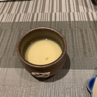 新宿御苑前 鮨らぼ  - ロワイヤル 蜆とムール貝の出汁に茶碗蒸し風 ミニ 出汁を先に飲んでから茶碗蒸しの順との案内。1口なんだけど˙ᵕ˙⑅