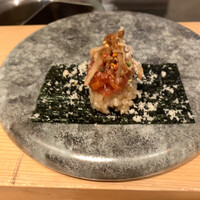 新宿御苑前 鮨らぼ  - シャリの上には、マグロのユッケにいぶりがっこ。錦ごまに山わさび散らし