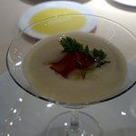 イル・クアドリフォーリオ - 蚕豆の冷製スープ　スモークサーモンとコールドビーフ