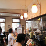 ゆきみ家 - 福岡大学近隣エリアとあって、比較的若いお客さんが多かったような。 漫画本棚もありました。