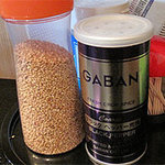 ゆきみ家 - 卓上の調味料・トッピングは、白粒ゴマと粗挽きブラックペッパー。