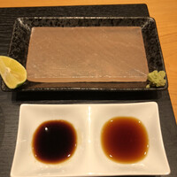 仁 - ピンクの塩版に巣立ちを擦り溶け出た塩を刺身につけて酒といただく　これいいです