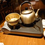 辰家 - やかんに入ったマッコリ