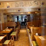 辰家 - こじんまりとした店内は、客入りは少ない