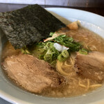 夜鳴き軒 - 普通のラーメンなのにチャーシュー立派。