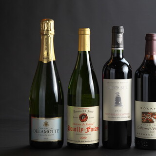 好みに合わせて選べる種類豊富なワインは約200本以上