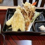 Sobadokoro Seiran - 天ぷらの具材は、長芋・舞茸・えび・ピーマン。つゆは少し酸味があります。