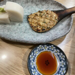 Sobadokoro Seiran - （晩酌セット）板わさはブリっと大きめカット。焼き味噌は柚子で風味づけ。あられが混ぜてあって香ばしさと食感も楽しめる。