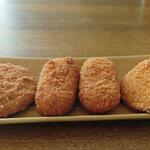 ディオ - メンチカツ×１、カニクリームコロッケ×２、牛コロッケ×１　各(税抜)47円 ※角度を変えて (2022.12.16)