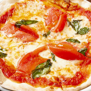 请享用豪华的前菜拼盘和罗马风味的披萨!还提供超值午餐