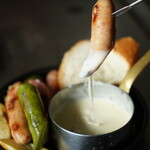 Three-color vegetable sausage cheese fondue
