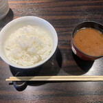 鉄板焼 二平 - ご飯と味噌汁がくるとすぐ…