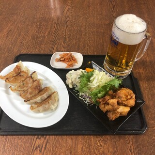 お酒との相性抜群の多彩な餃子やチャーハンも見逃せません