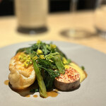 マンサルヴァ - 弾力あるアンコウのフリット。肝ちゃんも一緒に。
      このオータムポエムなるかわいい名前のお野菜、アスパラ菜だそう。
      タルタルのようなソースと一緒に、アンコウといい組み合わせ。