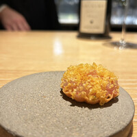 マンサルヴァ - 毎度、実は楽しみな一口アミューズ。
                    サクサク生地に、甘海老のねっとり食感。甘くて幸せな味です。