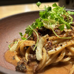 マンサルヴァ - もう、ちょっと中毒に近い、モチっと食感のキタッラ（笑）。
      肉系のソース合いますよねぇ。
      そして、このセロリが、サンジョベーゼの青っぽさとまたしっくり♪