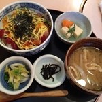 漁楽洞 - 海鮮ざくざく丼（赤身と白身魚の細かいブツといくら、錦糸卵、キュウリが乗ってます）