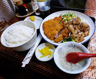 Miraku - 豚ロースカツ豚バラ炒め盛合せ定食950円です。ご飯は中盛り、腹がはち切れました。でも美味しかったです。