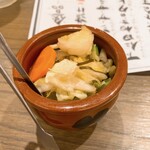 Motsuyaki Motsufuku - お通しは壺のお漬物