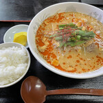 いろり亭 - 辛味噌ホルモンラーメン ¥850   麺類に小ライス無料