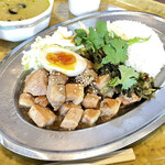 新嘉坡鶏飯 - 魯肉飯 グリーンカレー付き 1,540円