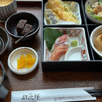 魚菜や 朝次郎 - 花御膳 1580円。