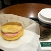 タリーズコーヒー - イングリッシュマフィン ハムエッグセット：605円