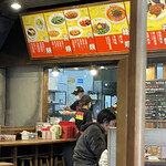 鬍鬚張魯肉飯 - 厨房の魯肉オペレーションを凝視