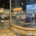 鬍鬚張魯肉飯 - 手作り感あふれる椅子とテーブル