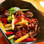 美会 - 中にトラフグの薬膳揚げが隠れます。トウガラシや八角は食べられません。食べても良いけど口の中が火事になります