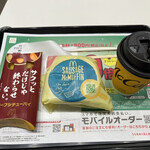 マクドナルド - ドリンク写真:ビーフシチューパイ　ソーセージマフィンコンビ　飲み物はカフェラテ