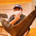 美会 - お約束のヨシキリ鮫の尾びれ