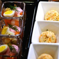 カフェトスカ - 「フィンランドのクリスマスサラダ ロソッリ」（左）、「サーモンとクリームチーズのリエット アネットの香り」