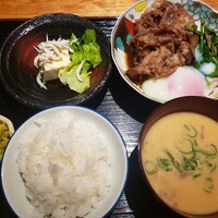 北新地 つきしろ - 黒毛和牛と10種類の野菜の粕汁と黒毛和牛肩バラのすき焼き定食