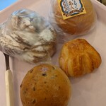 Bekari Kafe Kururu - 本日のチョイス！白いもちっとチョコパン¥120.みるくあんパン¥140。発芽玄米の黒米のブレッド¥60。あまおうイチゴデニッシュ¥60