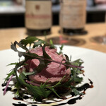 マンサルヴァ - 仔山羊。
      国産（あきる野市）だから臭みはないし、ロースの部分は仔牛のような柔らかさと優しい味わいに、仔羊の特徴ある旨味を足したような感じ。
      これなら、もっと流通してもいいかも。