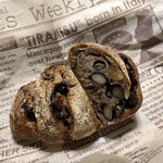 パンやきどころ RIKI - 丹波黒豆とクルミ ¥300