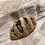 パンやきどころ RIKI - 丹波黒豆とクルミ ¥300