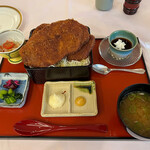 東京グランドホテル レストラン パンセ - わらじ豚かつ重 ¥1700