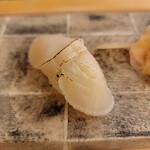 Tasuke Zushi - ホタテの貝柱 炙り