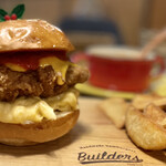 ビルダーズ - マッケンチーズとフライドチキンバーガー