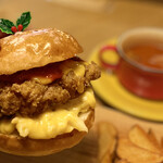 ビルダーズ - マッケンチーズとフライドチキンバーガー