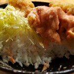 Jounetsu No Sutameshi Dondon - 明太マヨ唐揚げ丼の断面　ご飯の量も多く量的には満足です。