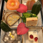 赤坂 菊乃井 - 昼懐石１５７３０円。八寸。辛子蓮根も大好物です。辛味の効いた本格的な味わいです（╹◡╹）（╹◡╹）。海鼠、豆腐味噌漬け、菜種など、バランスも素晴らしい八寸です（╹◡╹）（╹◡╹）