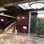 コムラ  - ルナシスビル１F・ゴージャスな階段横の重い扉を引く。。。